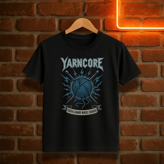 Yarncore – 100 % Håndlaget Kaos T-Skjorte