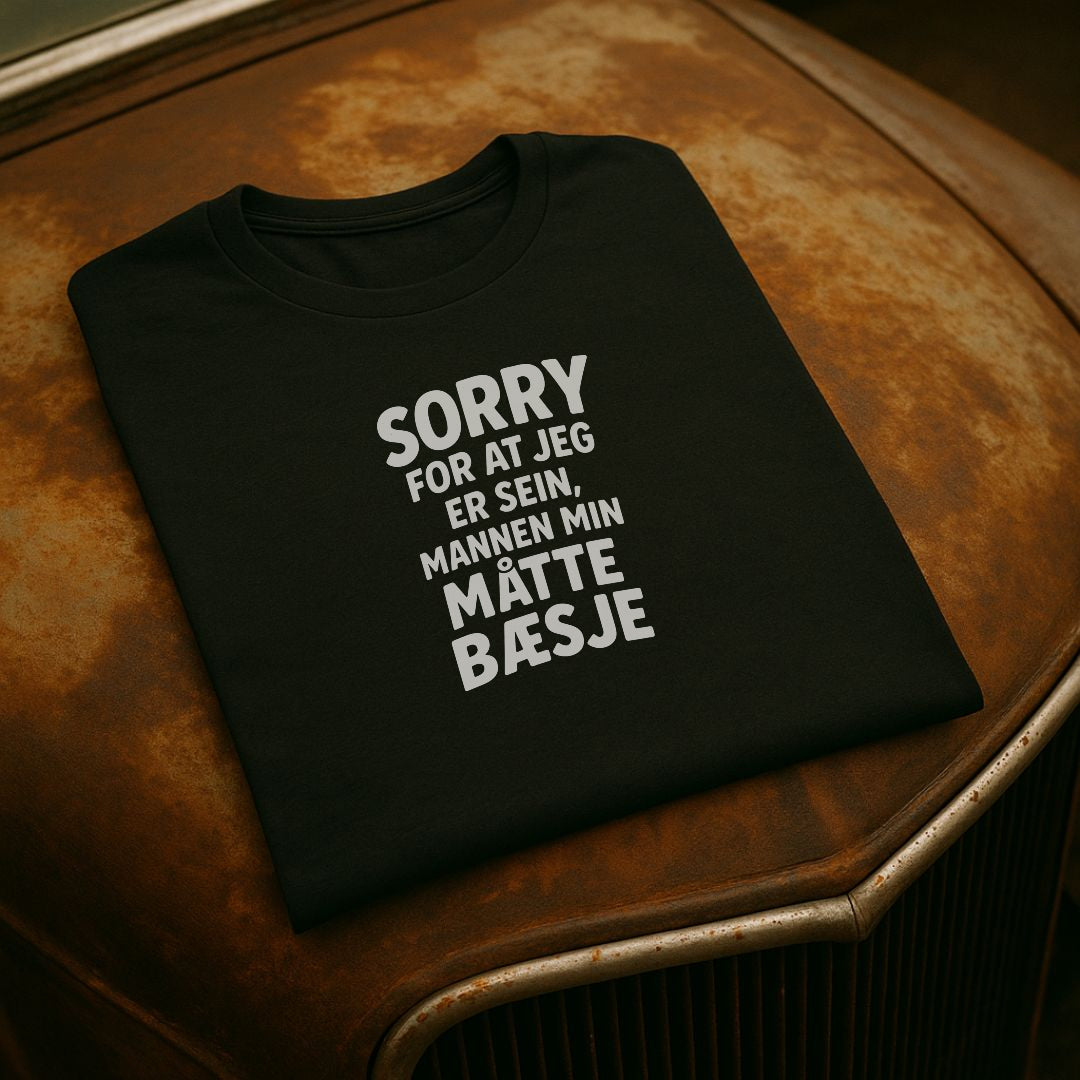 Mannen Min Måtte Bæsje T-skjorte – Morsom Tekst T-skjorte