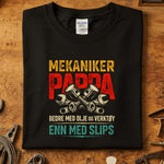 Mekaniker Pappa T-skjorte med verktøy og oljemotiv, perfekt for pappaer som elsker å skru.