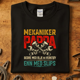 Mekaniker Pappa T-skjorte med verktøy og oljemotiv, perfekt for pappaer som elsker å skru.