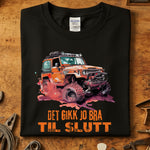Det gikk jo bra til slutt Offroad t-skjorte med grafikk av en offroad bil på svart bakgrunn.