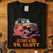 Det gikk jo bra til slutt Offroad t-skjorte med grafikk av en offroad bil på svart bakgrunn.