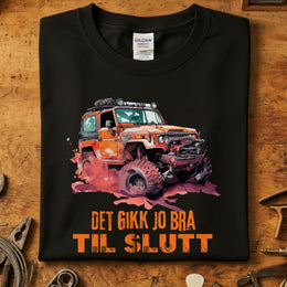 Det gikk jo bra til slutt Offroad t-skjorte med grafikk av en offroad bil på svart bakgrunn.