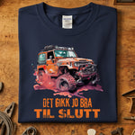 Det gikk jo bra til slutt Offroad t-skjorte med fargerik bilillustrasjon på mørk bakgrunn.