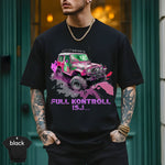 Modell i svart t-skjorte med 