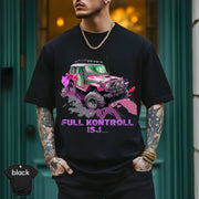 Modell i svart t-skjorte med 