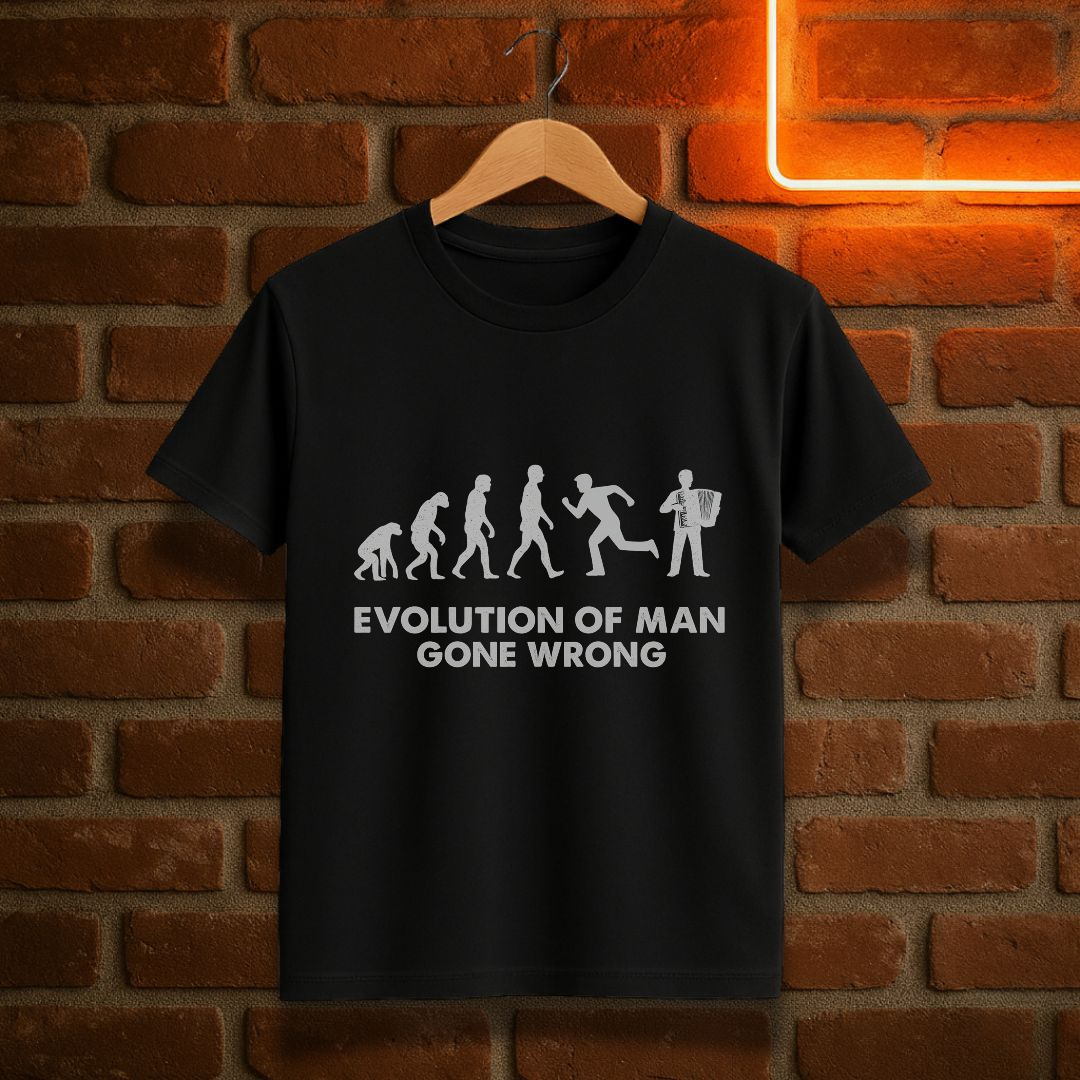 Evolution of Man Gone Wrong T-skjorte – Morsomt Trekkspilldesign