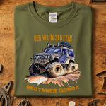 Der veien slutter begynner moroa t-skjorte med offroad-biltrykk på olivengrønn bakgrunn
