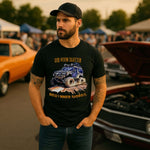 Mann med skjegg i svart t-skjorte med teksten 