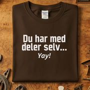 Du Har Med Deler Selv… Yay! – Morsom T-skjorte for Mekanikere & Verkstedhumor