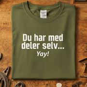 Du Har Med Deler Selv… Yay! – Morsom T-skjorte for Mekanikere & Verkstedhumor