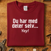 Du Har Med Deler Selv… Yay! – Morsom T-skjorte for Mekanikere & Verkstedhumor