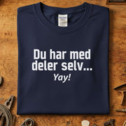 Du Har Med Deler Selv… Yay! – Morsom T-skjorte for Mekanikere & Verkstedhumor