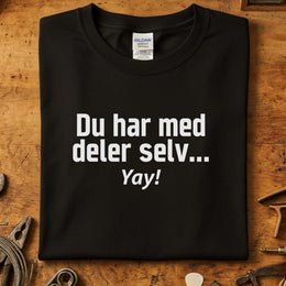 Du Har Med Deler Selv… Yay! – Morsom T-skjorte for Mekanikere & Verkstedhumor