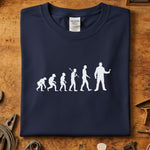 Evolution of Man mekaniker t-skjorte med design i hvitt på mørk bakgrunn, perfekt for mekanikere.