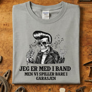 Jeg er med i band rocke t-skjorte med skjelett og mikrofon på grå bakgrunn.