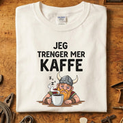 Jeg trenger mer kaffe t-skjorte med morsom vikingillustrasjon, perfekt for kaffeelskere.