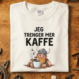 Jeg trenger mer kaffe t-skjorte med morsom vikingillustrasjon, perfekt for kaffeelskere.