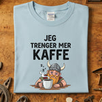 Jeg trenger mer kaffe t-skjorte med viking og kaffekopp, perfekt for kaffeelskere og humor!