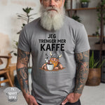 Jeg trenger mer kaffe t-skjorte på en mann med skjegg og tatoveringer, chillende med en kaffekopp.