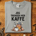 Jeg trenger mer kaffe t-skjorte med viking og kaffekopp, perfekt for kaffeelskere.