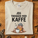 Jeg trenger mer kaffe t-skjorte med viking som drikker kaffe og sover, designet for kaffelskere.