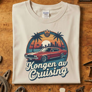 Kongen av Cruising T-skjorte med retro bilmotiv og palmer, perfekt for bilentusiasten.