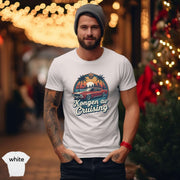 Kongen av Cruising T-skjorte worn by a man in a festive outdoor setting with decorative lights.