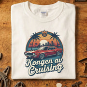 Kongen av Cruising T-skjorte med vintage bildesign og palmer, perfekt for bilentusiaster.