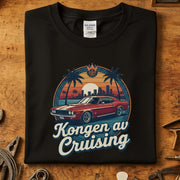 Kongen av Cruising T-skjorte med vintage bilmotiv og palmer på svart bakgrunn