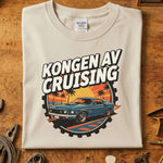 Kongen av Cruising T-skjorte med stilfull bildesign og solnedgang bakgrunn