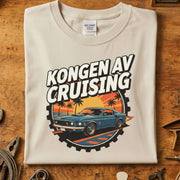 Kongen av Cruising T-skjorte med stilfull bildesign og solnedgang bakgrunn