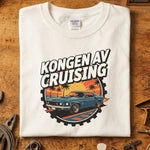 Kongen av Cruising T-skjorte med vintage bilmotiv på hvit bakgrunn