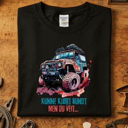 Kunne kjørt rundt Offroad t-skjorte med fargerik bildesign og tekst på svart bakgrunn.