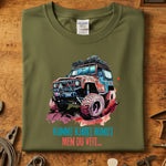 Kunne kjørt rundt Offroad t-skjorte med fargerik bilillustrasjon på grønn bakgrunn.