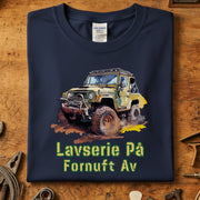 Lavserie på Offroad t-skjorte med illustrert biltrykk på mørk bakgrunn.