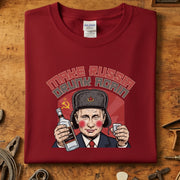 Make Russia drunk again t-skjorte med grafisk trykk av en mann i russisk hatt og vodka-flaske.