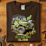 Måtte bare prøve offroad t-skjorte med grafikk av en grønn bil på en bakgrunn av verktøy.