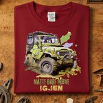 Måtte bare prøve offroad t-skjorte med illustrasjon av en grønn bil på rød bakgrunn.