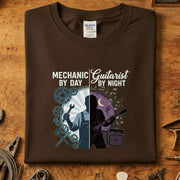 Mechanic By Day - Guitarist By Night T-Skjorte med unikt design, perfekt kombinasjon av stil og komfort.