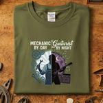 Mechanic By Day - Guitarist By Night T-Skjorte med moderne design og høy kvalitet, perfekt for alle som elsker musikk og mekanikk.