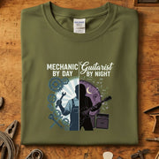Mechanic By Day - Guitarist By Night T-Skjorte med moderne design og høy kvalitet, perfekt for alle som elsker musikk og mekanikk.