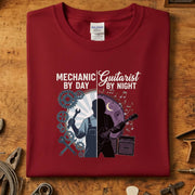 Mechanic By Day - Guitarist By Night T-Skjorte med grafikk av en mekaniker og gitarist på burgunder farge.