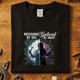 Mechanic By Day - Guitarist By Night T-Skjorte med moderne design og komfortabel passform på Gildan 64000.