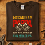 Mekaniker Pappa T-skjorte med motiver av verktøy, perfekt for mekanikere som trenger komfort og stil.