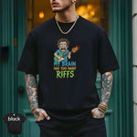 En person iført My Brain Has Too Many Riffs T-Skjorte i svart, med gitar og fargerik grafikk.