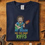 My Brain Has Too Many Riffs T-Skjorte med grafikk av en gitarist i aksjon, trykket på Gildan 64000.