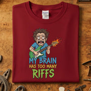 My Brain Has Too Many Riffs T-Skjorte med humoristisk gitarspiller i fargerik trykk på rød Gildan t-skjorte.