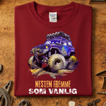 Nesten fremme offroad t-skjorte med illustrasjon av en blå 4x4 bil og teksten 'NESTEN FREMME SOM VANLIG'.
