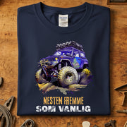 Nesten fremme offroad t-skjorte med bildesign og tøft motiv, perfekt for bilentusiaster og verkstedsarbeid.